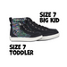 Vista lateral de dos pares de zapatos Billy, uno de talla infantil y otro de talla grande para niño. Diseño Black Leopard en color iridiscente y lona negra.